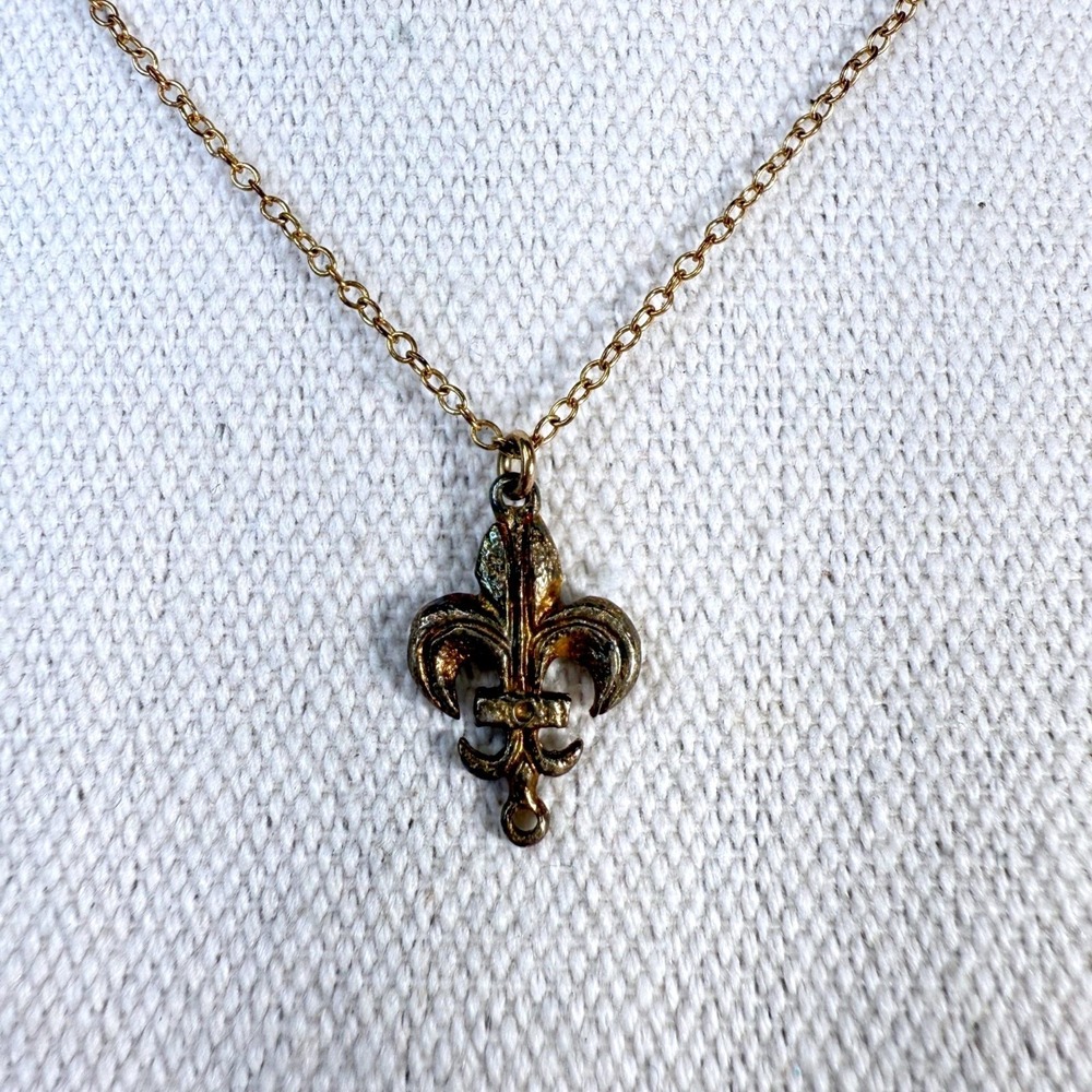 Banana Republic Gold Tone Fleur De Lis Pendant Necklace‎ Antique Finish Boho